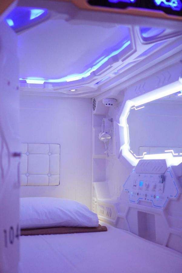 Auberge de jeunesse The Capsule Malioboro à Yogyakarta Extérieur photo
